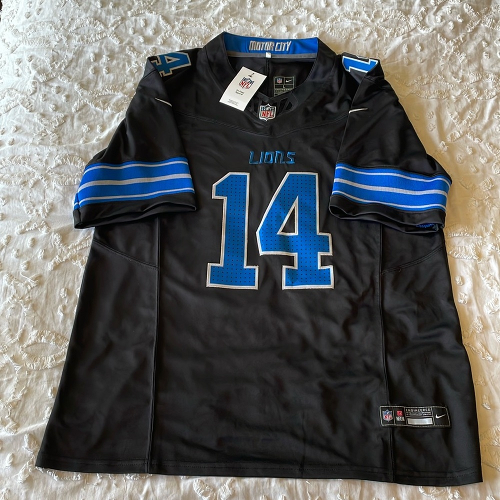 Mens Black-Detroit Lions St Brown jersey size LARGE. New with tags